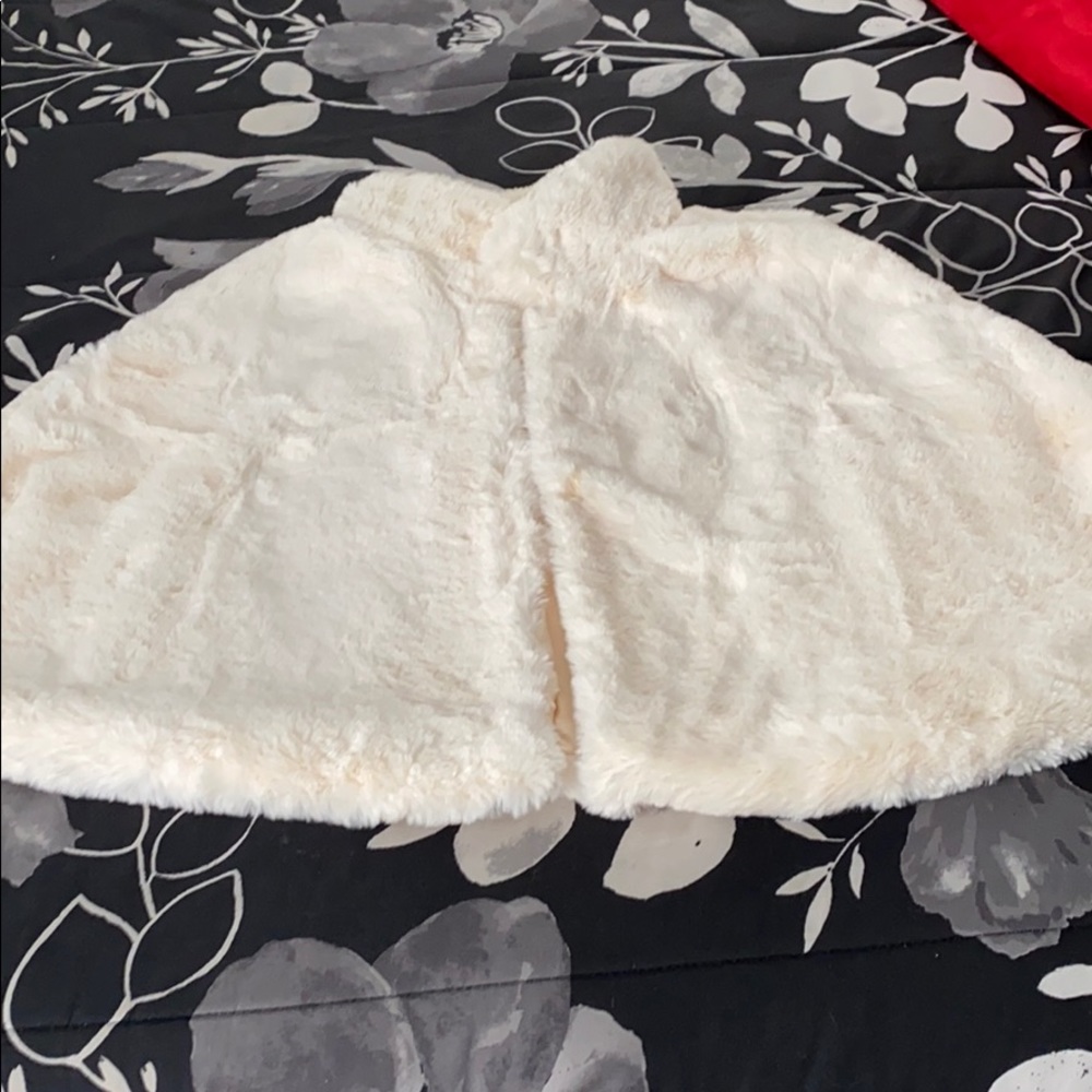 Women’s faux fur shawl